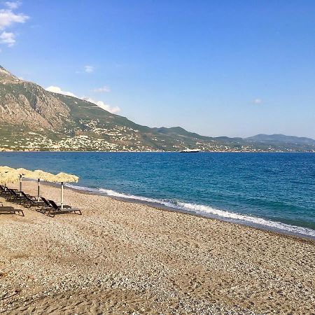 Serene Seaside Bliss - Lush & Secluded Garden Oasis カラマタ エクステリア 写真