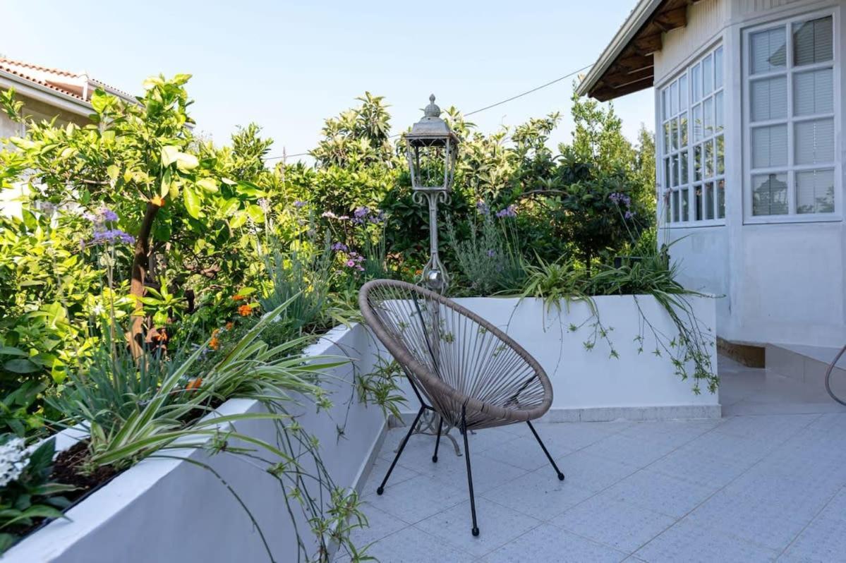Serene Seaside Bliss - Lush & Secluded Garden Oasis カラマタ エクステリア 写真